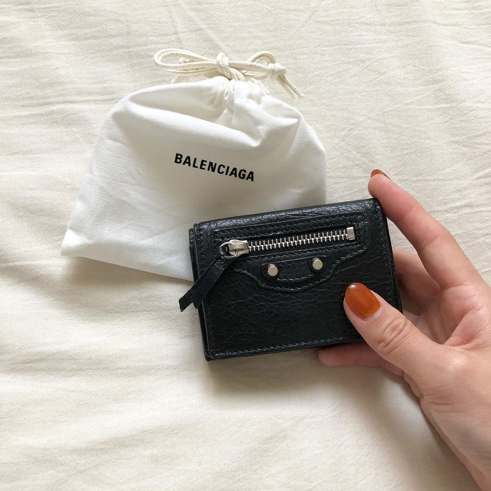 一致公認不踩雷！8款經典「黑色精品短夾」推薦！YSL、LV永不退流行、價格細節幫你整理好！-13