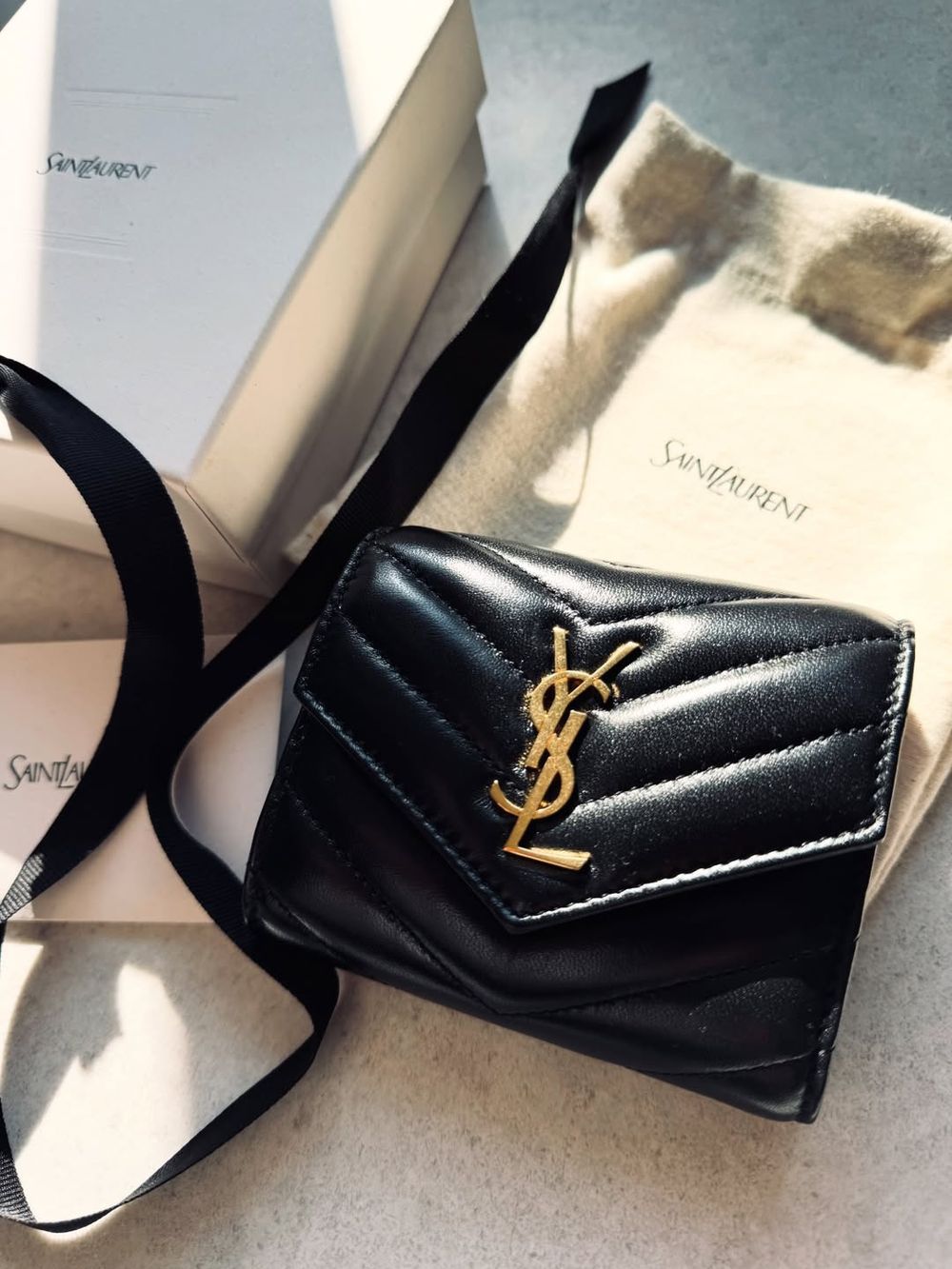 一致公認不踩雷！8款經典「黑色精品短夾」推薦！YSL、LV永不退流行、價格細節幫你整理好！-16