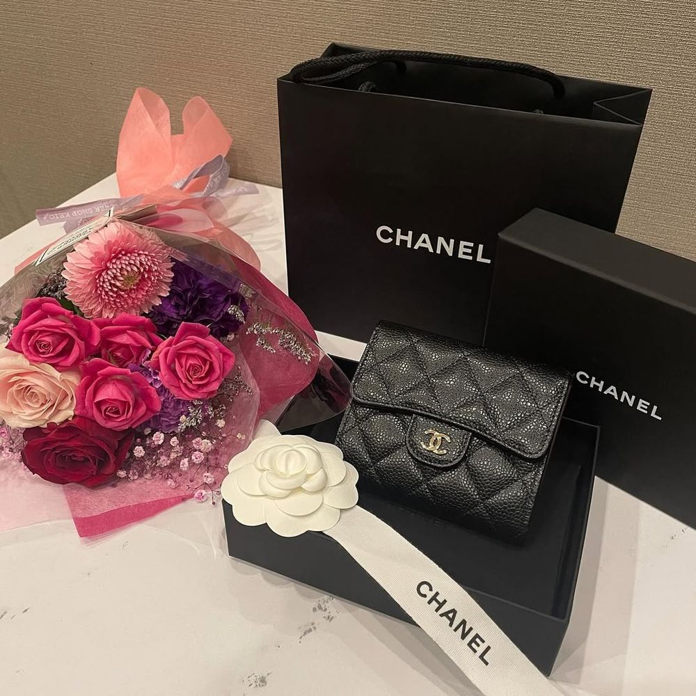 一致公認不踩雷！8款經典「黑色精品短夾」推薦！YSL、LV永不退流行、價格細節幫你整理好！-17