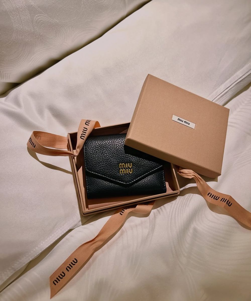 一致公認不踩雷！8款經典「黑色精品短夾」推薦！YSL、LV永不退流行、價格細節幫你整理好！-18