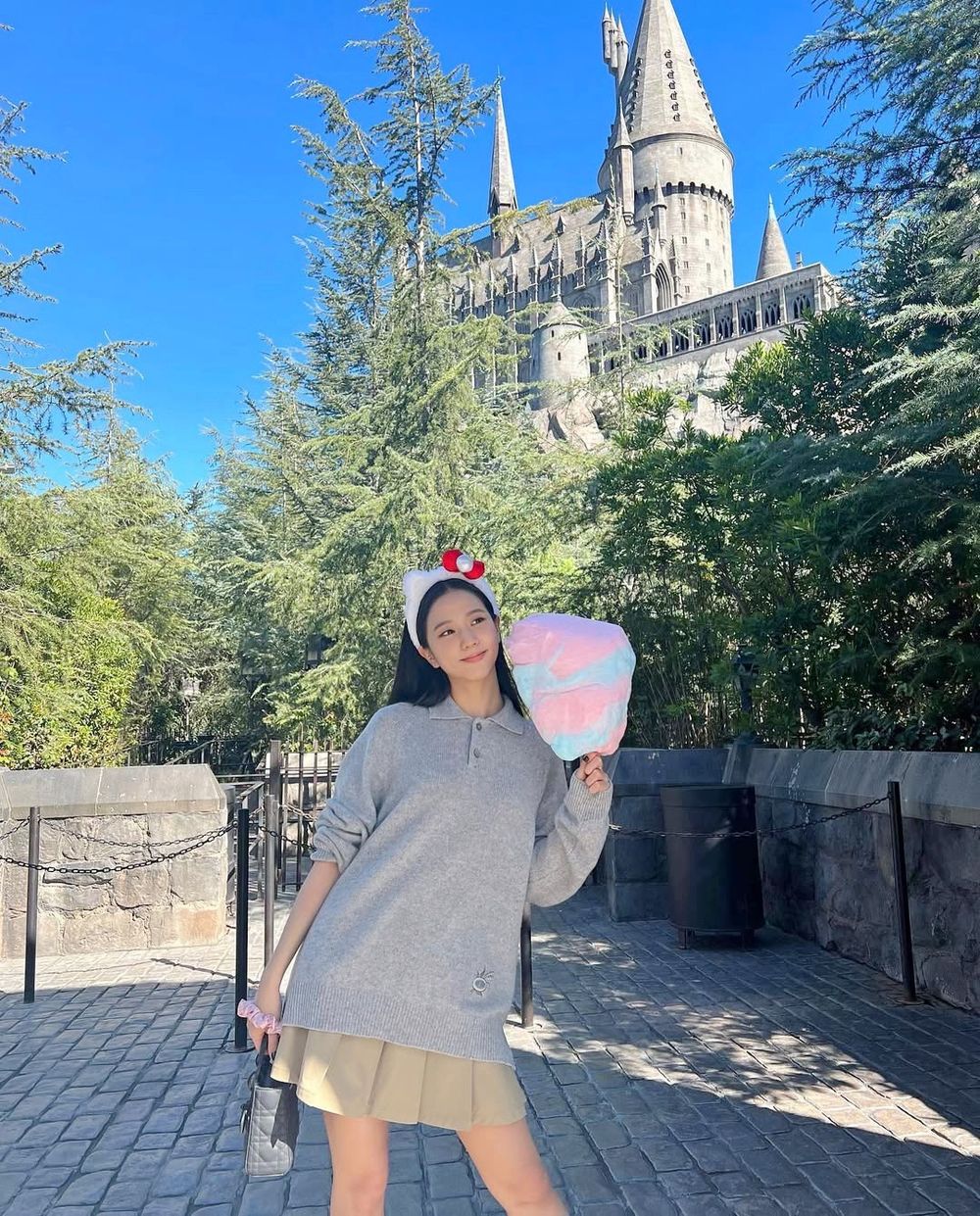 史上最夢幻聯動！Jisoo×Hello Kitty聯名「小灰塵SHUMON+凱蒂貓」周邊太欠買、這天開賣！-3