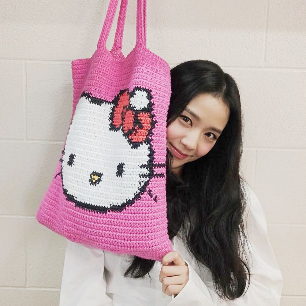 史上最夢幻聯動！Jisoo×Hello Kitty聯名「小灰塵SHUMON+凱蒂貓」周邊太欠買、這天開賣！-4