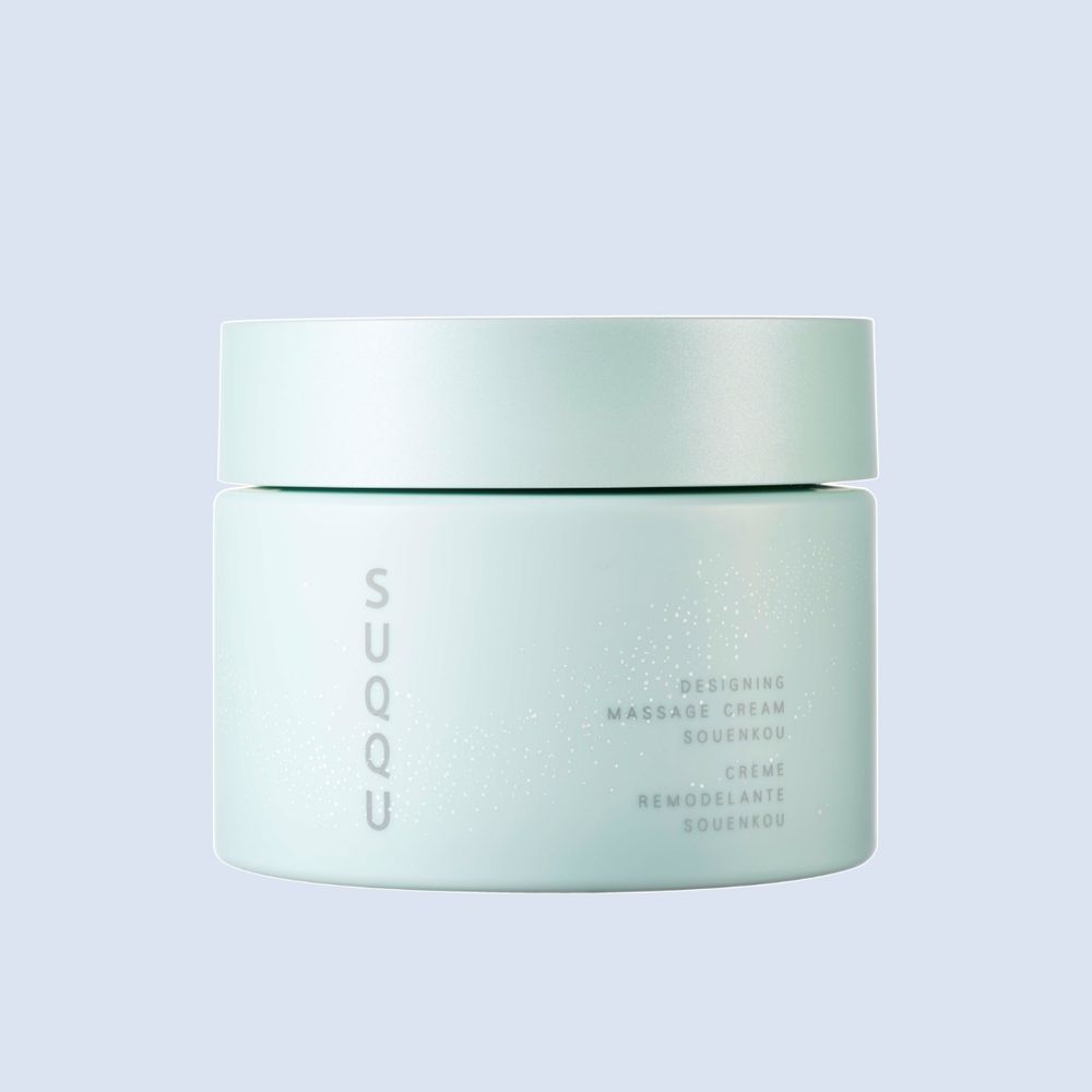 2026年後小臉的秘密武器！SUQQU晶采立體按摩霜「蒼苑香限定版」，清新草本＋玫瑰木質香，3分鐘療癒按摩讓臉小一圈！-2