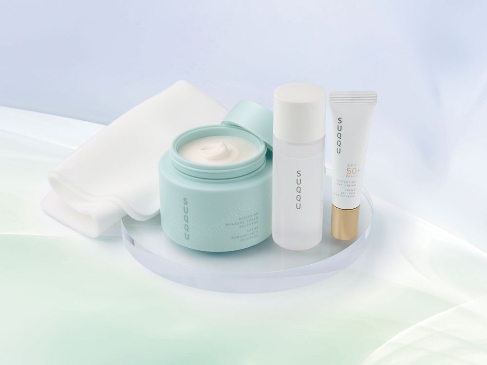 2026年後小臉的秘密武器！SUQQU晶采立體按摩霜「蒼苑香限定版」，清新草本＋玫瑰木質香，3分鐘療癒按摩讓臉小一圈！-3