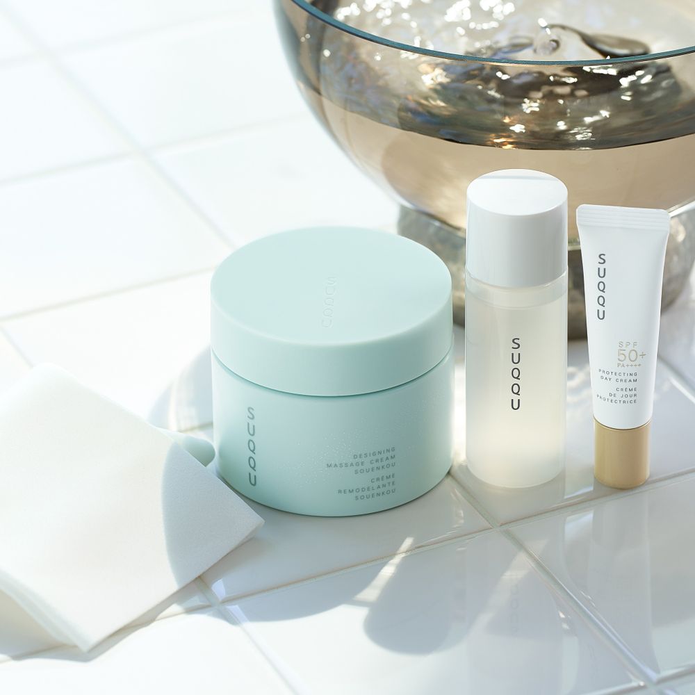 2026年後小臉的秘密武器！SUQQU晶采立體按摩霜「蒼苑香限定版」，清新草本＋玫瑰木質香，3分鐘療癒按摩讓臉小一圈！-4