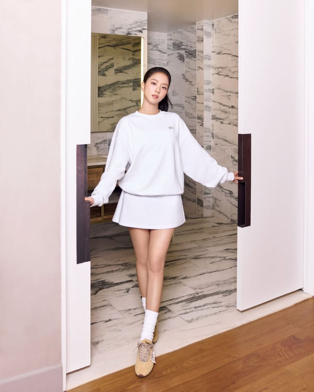 第二彈更燒！Jisoo × alo全新聯名鞋曝光！「焦糖色＋灰塵精靈」粉絲直接淪陷！-3