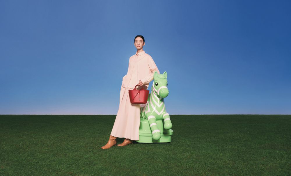 Longchamp送上馬年驚喜！全新「酒紅水餃包＋卡夾」好看又討喜、新年開運就靠這咖！-2