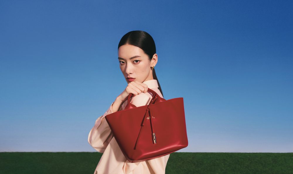 Longchamp送上馬年驚喜！全新「酒紅水餃包＋卡夾」好看又討喜、新年開運就靠這咖！-4