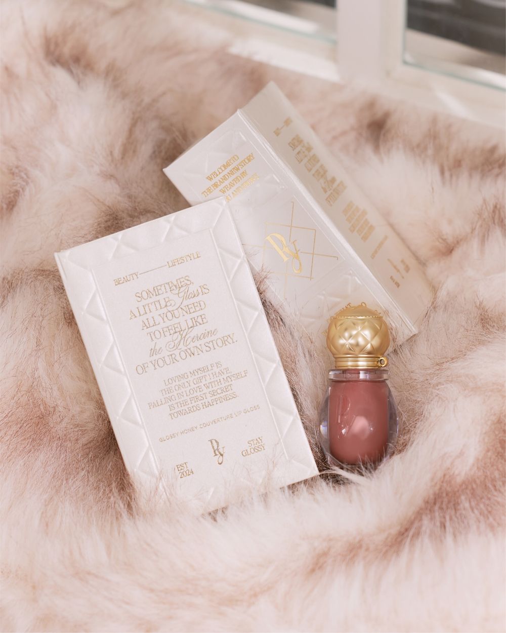 收服韓女的日系千金唇蜜！日本小眾彩妝PEONY紅到韓國，圓潤夢幻瓶身＋菱格雕刻金蓋，一抹像蜂蜜融化在雙唇！-7