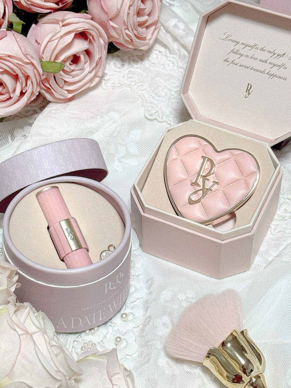 收服韓女的日系千金唇蜜！日本小眾彩妝PEONY紅到韓國，圓潤夢幻瓶身＋菱格雕刻金蓋，一抹像蜂蜜融化在雙唇！-3