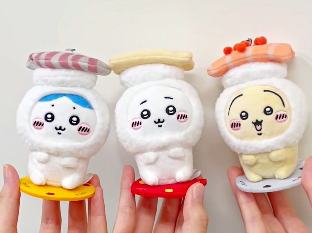 壽司郎跟吉伊卡哇聯名了！超呆萌「鮭魚壽司烏薩奇吊飾、迴轉壽司手機支架、壽司盤」全都想要！-3