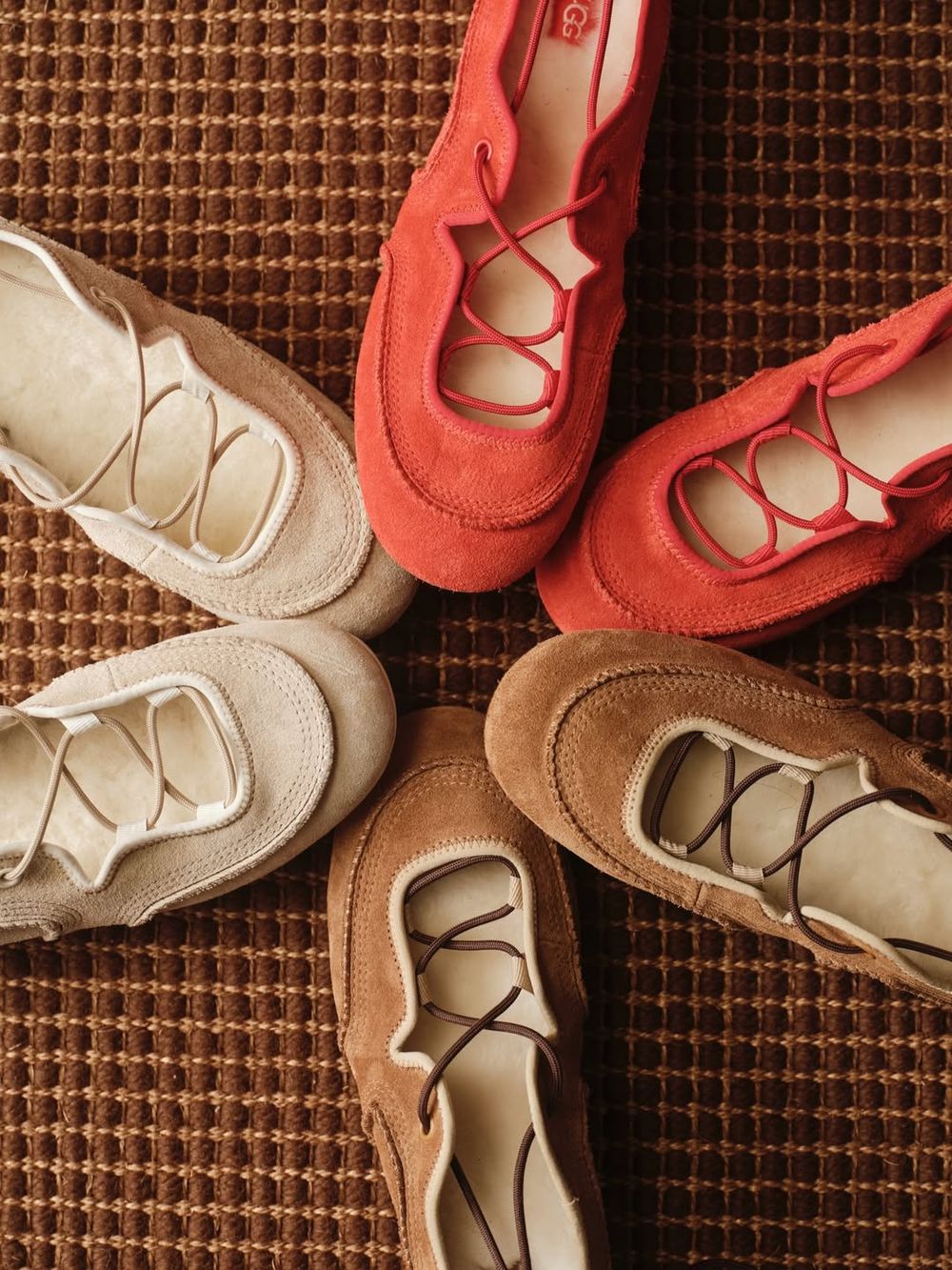 比雪靴賣更好？！UGG最新「毛毛芭蕾舞鞋」悄悄爆紅！官網快沒尺寸、找代購也要擁有！-6