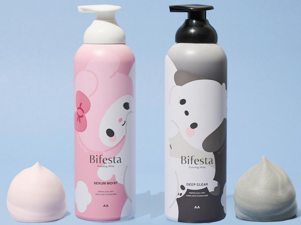 日本10款可愛聯名美妝2025回顧！大耳狗去毛孔卸妝膏、三麗鷗盲盒護手霜、KITTY電熱睫毛夾，收藏控直接淪陷！-3