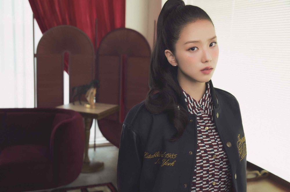 剛過生日再發美照！Jisoo最新TOMMY廣告曝光！雕刻神顏＋鉛筆美腿...這組真的要存！-5