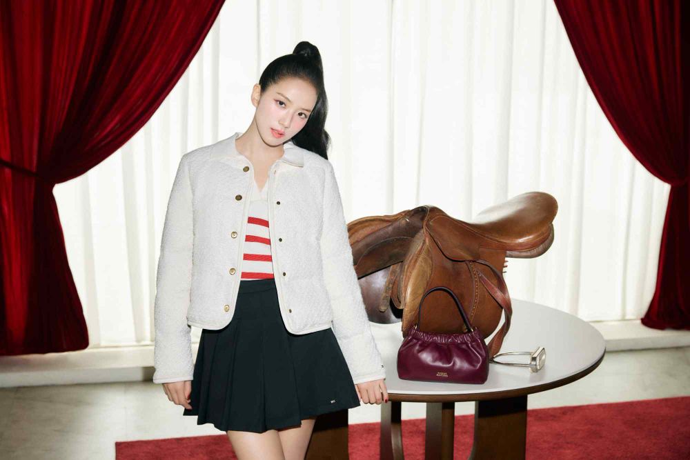 剛過生日再發美照！Jisoo最新TOMMY廣告曝光！雕刻神顏＋鉛筆美腿...這組真的要存！-2