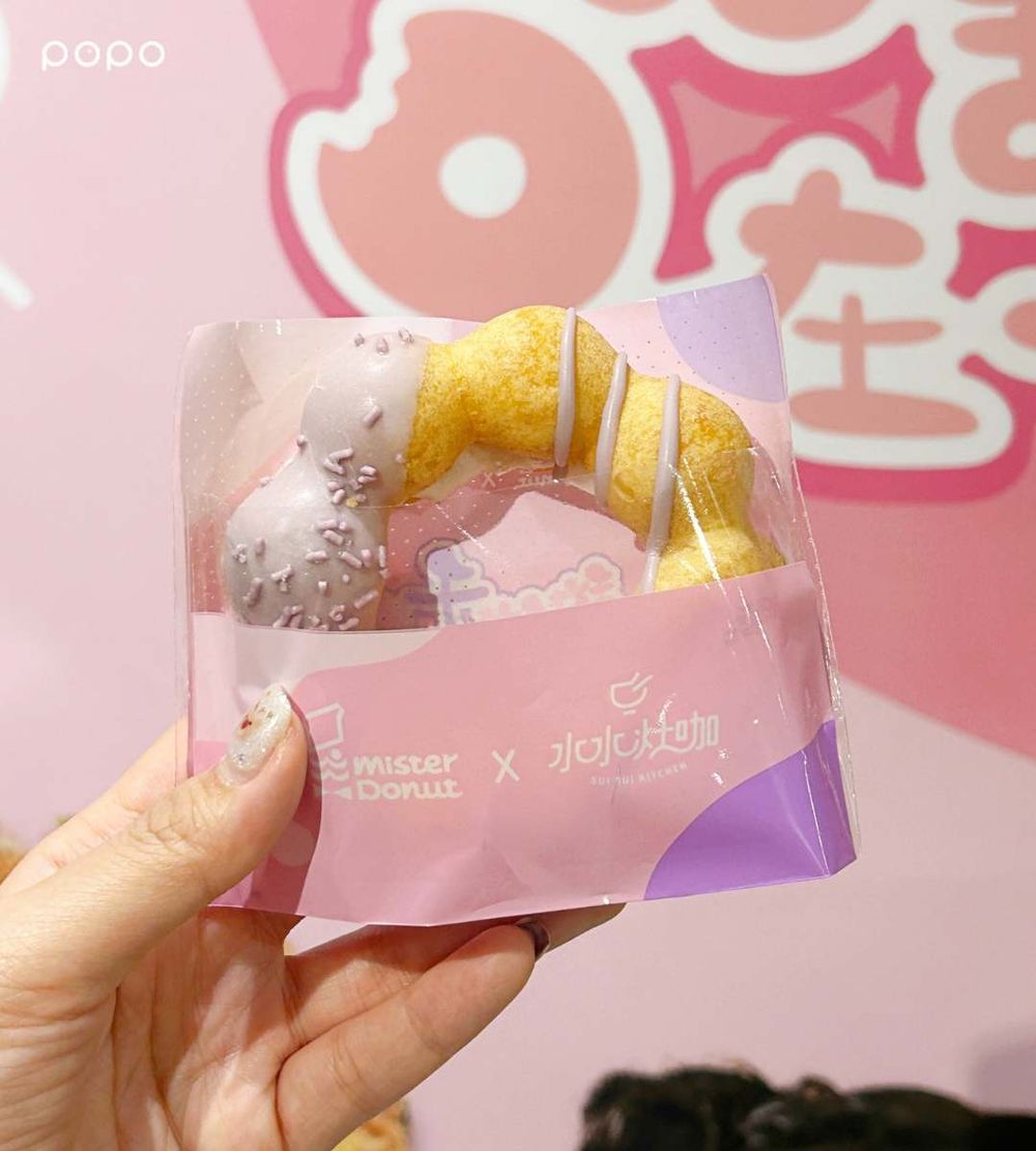 Mister Donut跟水水灶咖聯名了！泰式風情「香蕉巧克力派」、鹹甜爆漿「芋泥金沙波堤」全都想吃！-8