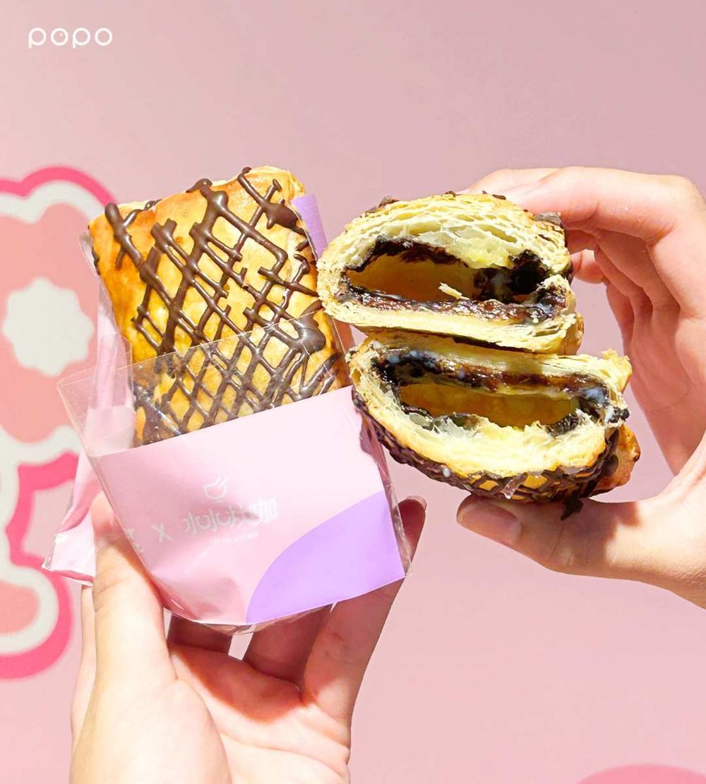 Mister Donut跟水水灶咖聯名了！泰式風情「香蕉巧克力派」、鹹甜爆漿「芋泥金沙波堤」全都想吃！-12