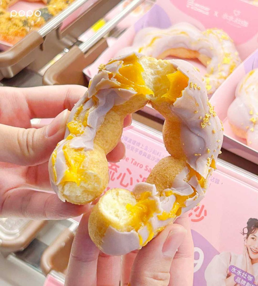 Mister Donut跟水水灶咖聯名了！泰式風情「香蕉巧克力派」、鹹甜爆漿「芋泥金沙波堤」全都想吃！-4