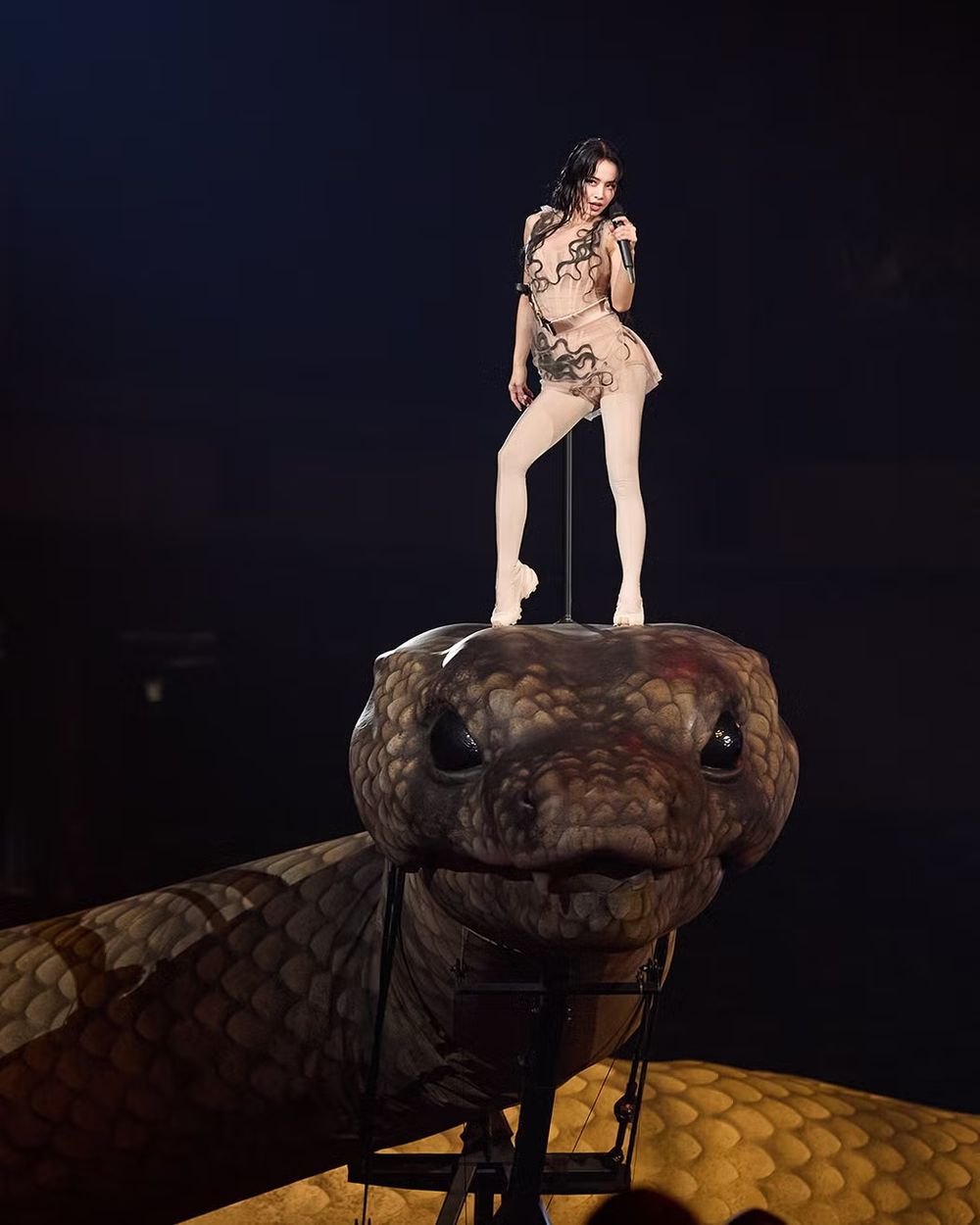 蔡依林演唱會光鞋子就200多雙！舞台「首次穿球鞋」讓Jolin更有動力加場！？原來球鞋出自這品牌！-3