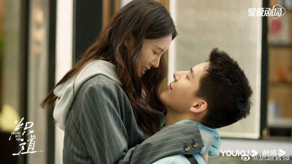 2026 Netflix姊弟戀題材陸劇推薦！《狙擊蝴蝶》養成系天花板，《熾道》體育生熱血狂戀！-7