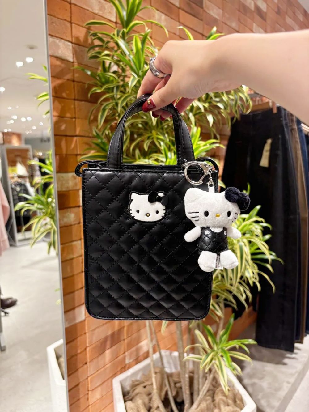 LOWRYS FARM太賊了！Hello Kitty聯名偷偷上架！粉絲瘋搶「15色玩偶吊飾」快沒了、動作真的要快 ！-9