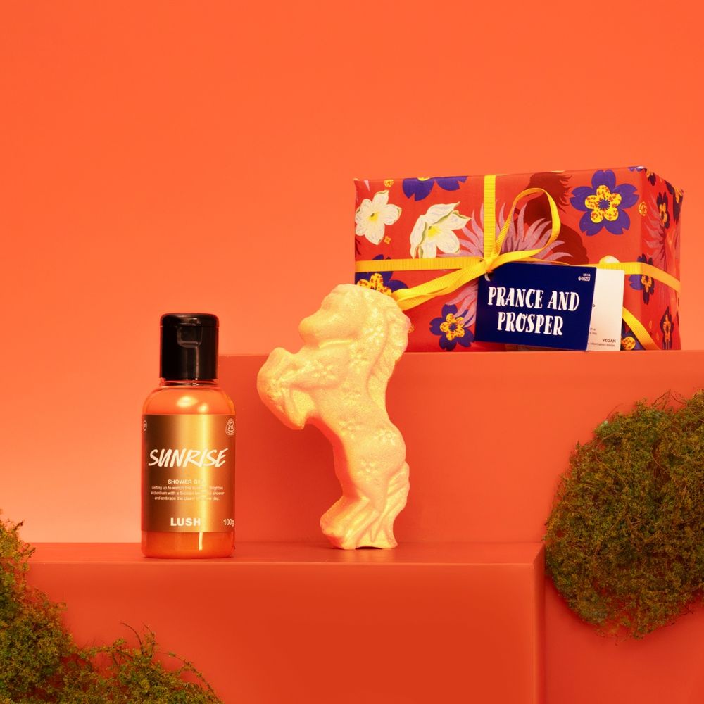 2026農曆新年開運必收！LUSH馬年限定系列「肉桂葉＋巴西橘子精油」馬力全開按摩芭，結合浮雕圖案、太有年味！-1