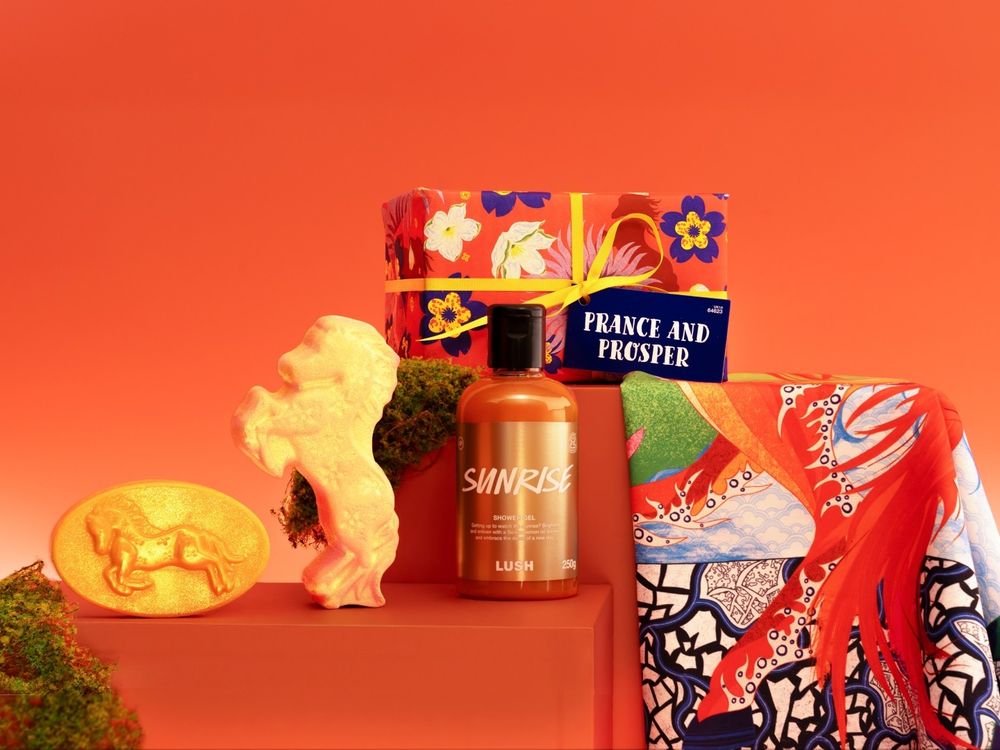 2026農曆新年開運必收！LUSH馬年限定系列「肉桂葉＋巴西橘子精油」馬力全開按摩芭，結合浮雕圖案、太有年味！-7