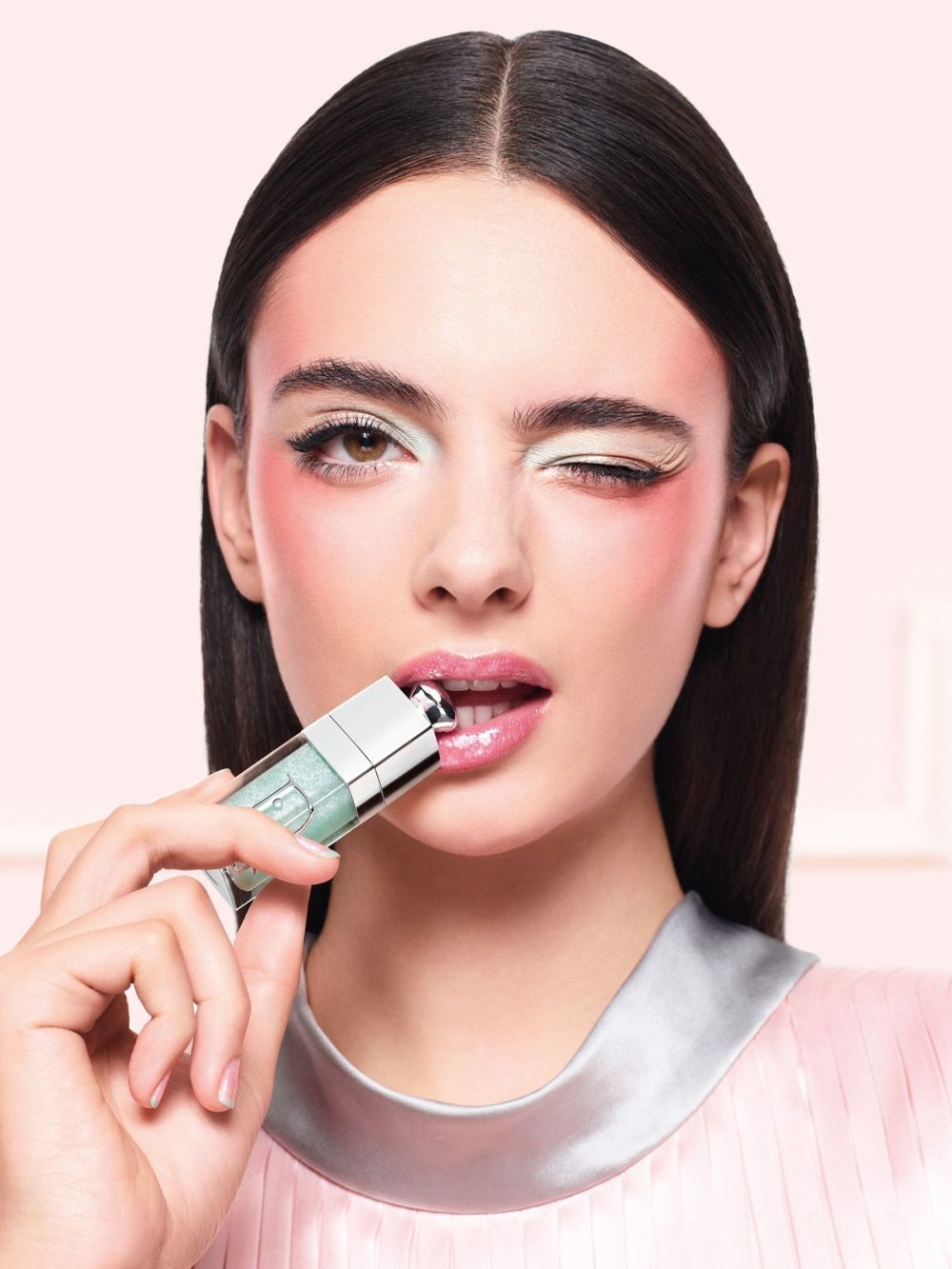 迪奧打造2026最甜嫩春彩！Jisoo愛用頰彩棒糖果新色登場，韓女激推「薄荷綠潤唇膏＆泡泡粉唇釉」必入手！-15