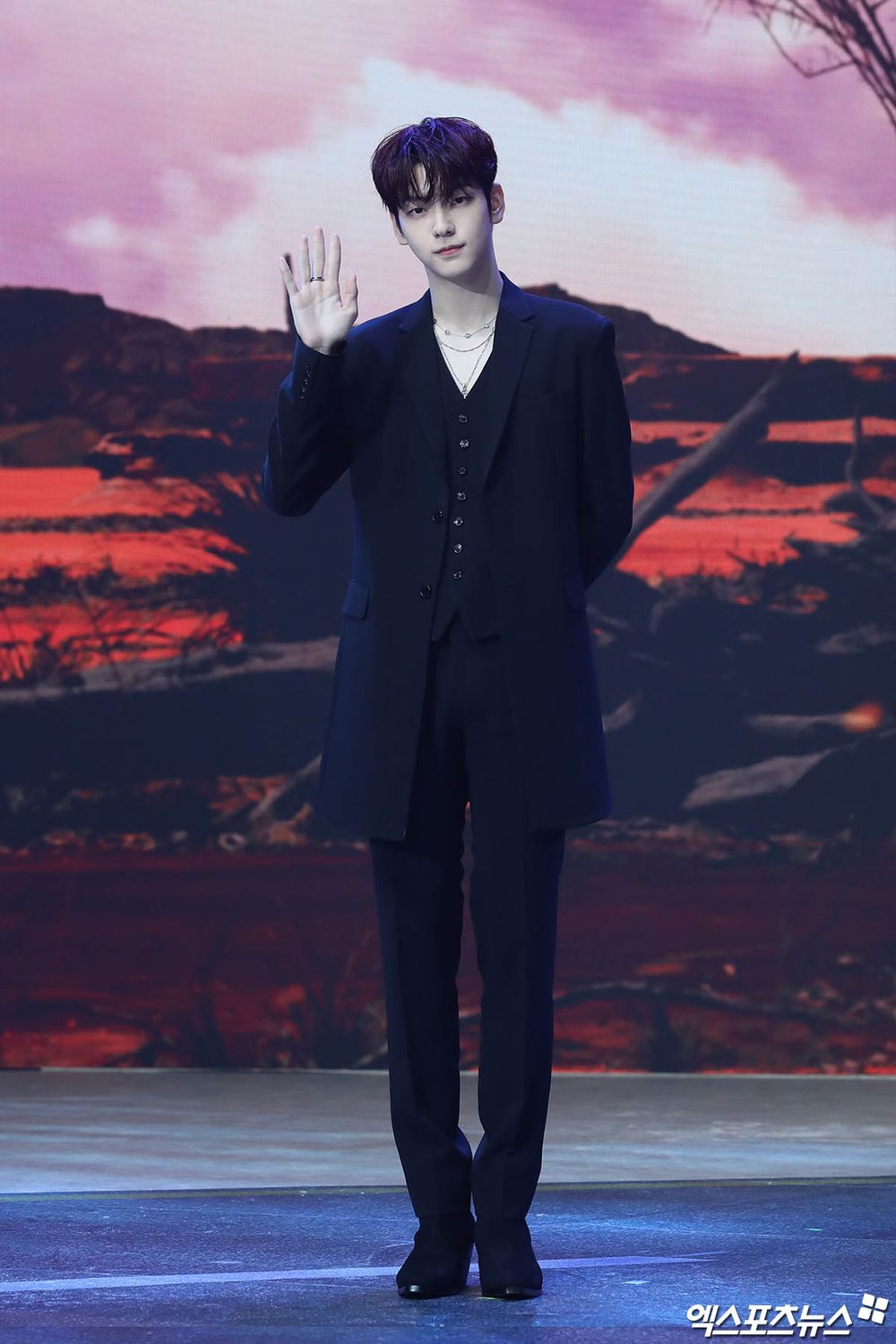 韓網瘋傳HYBE旗下男偶像身高排名TOP5公開！MARTIN被封巨人擔當，秀彬、珉奎都是長腿男神！-7