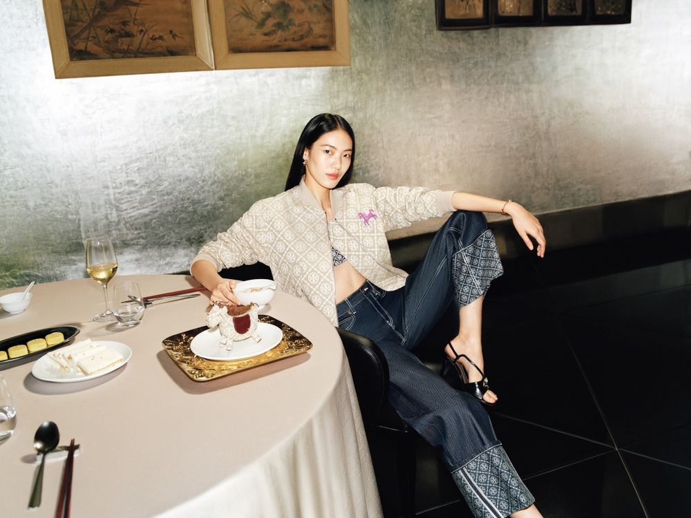 過年買來犒賞自己！TORY BURCH新年限定「小馬吊飾、酒紅KIRA肩背包」美到不行！-8