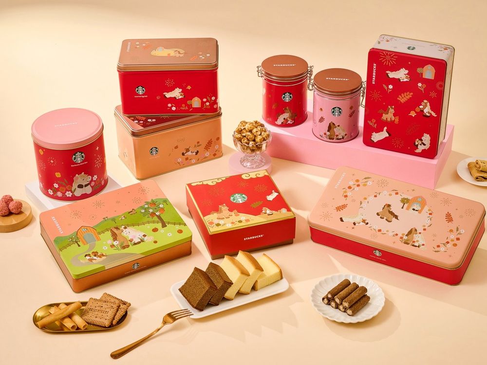 星巴克2026新年禮盒都好燒！「達摩熊熊+花生可可杏仁捲、小馬鐵盒咖啡捲心酥」可愛到捨不得送人！-10