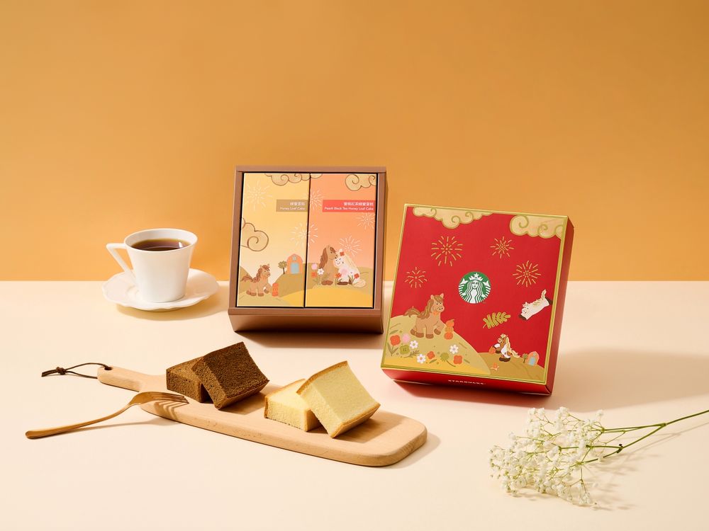 星巴克2026新年禮盒都好燒！「達摩熊熊+花生可可杏仁捲、小馬鐵盒咖啡捲心酥」可愛到捨不得送人！-12