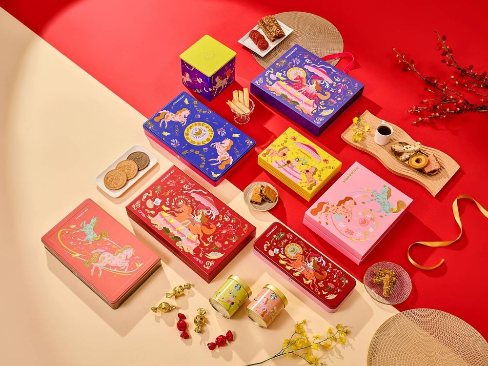 星巴克2026新年禮盒都好燒！「達摩熊熊+花生可可杏仁捲、小馬鐵盒咖啡捲心酥」可愛到捨不得送人！-1