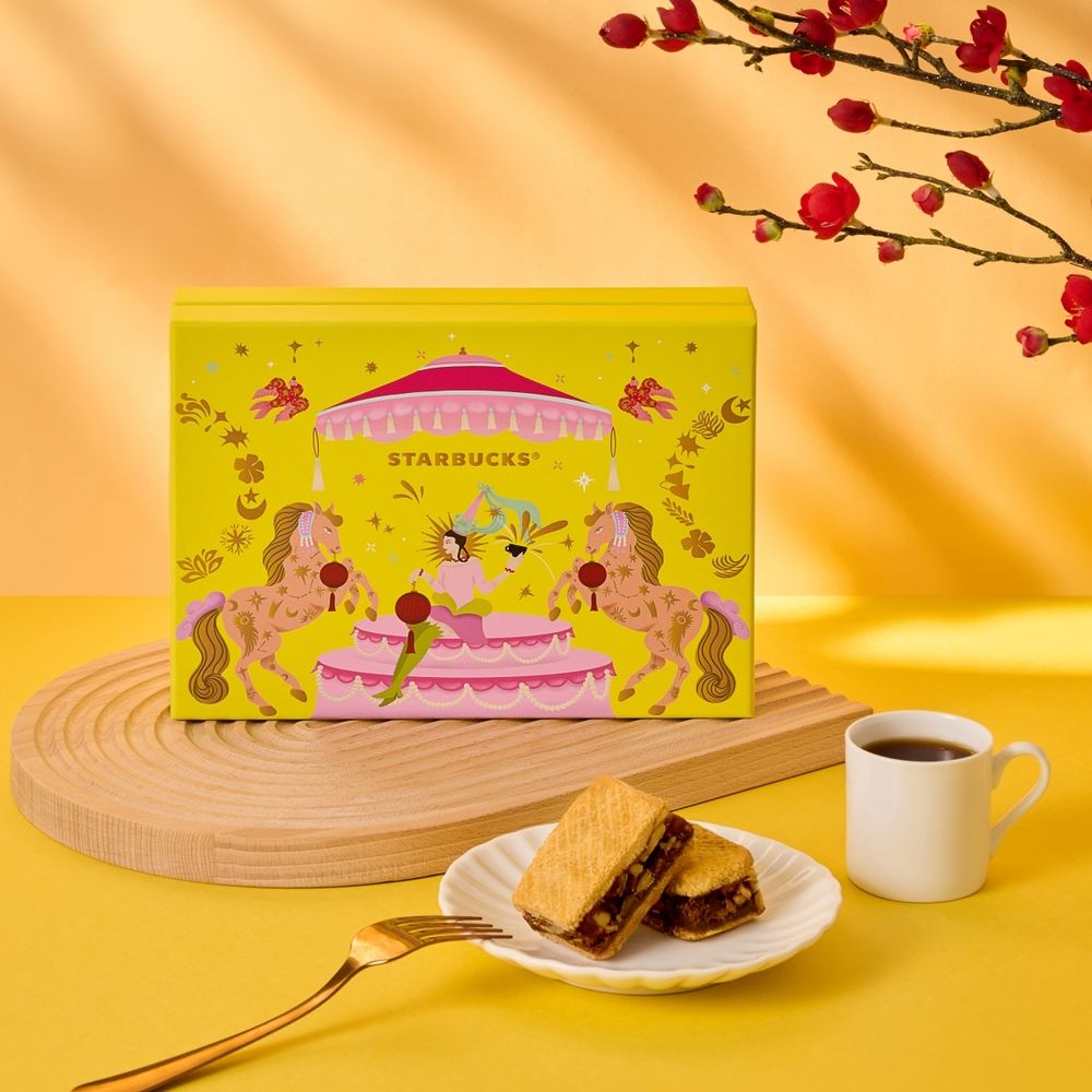 星巴克2026新年禮盒都好燒！「達摩熊熊+花生可可杏仁捲、小馬鐵盒咖啡捲心酥」可愛到捨不得送人！-4