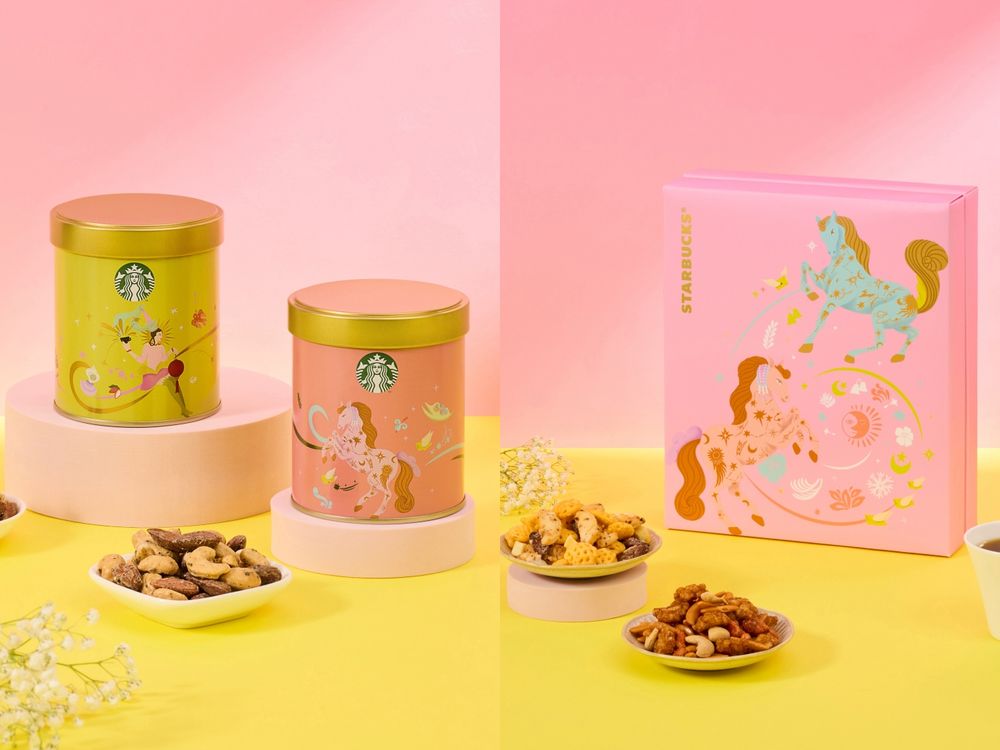 星巴克2026新年禮盒都好燒！「達摩熊熊+花生可可杏仁捲、小馬鐵盒咖啡捲心酥」可愛到捨不得送人！-5
