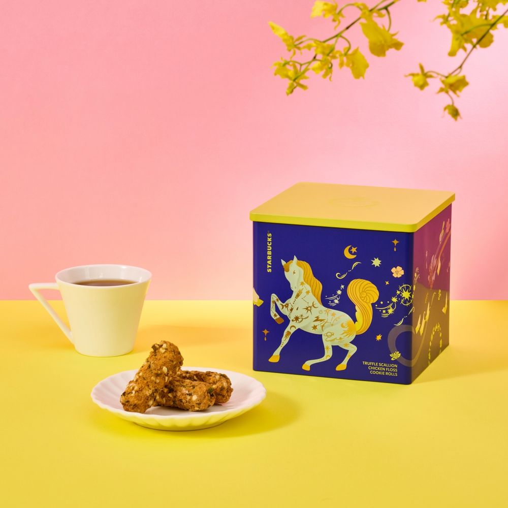 星巴克2026新年禮盒都好燒！「達摩熊熊+花生可可杏仁捲、小馬鐵盒咖啡捲心酥」可愛到捨不得送人！-6