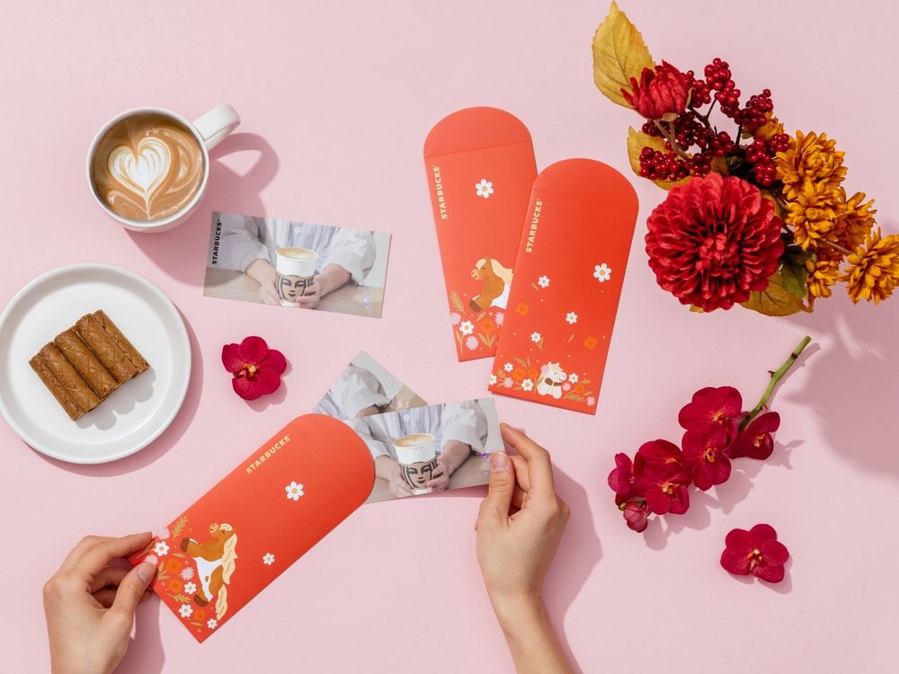 星巴克2026新年禮盒都好燒！「達摩熊熊+花生可可杏仁捲、小馬鐵盒咖啡捲心酥」可愛到捨不得送人！-13