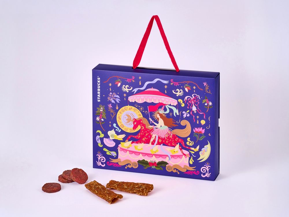 星巴克2026新年禮盒都好燒！「達摩熊熊+花生可可杏仁捲、小馬鐵盒咖啡捲心酥」可愛到捨不得送人！-14