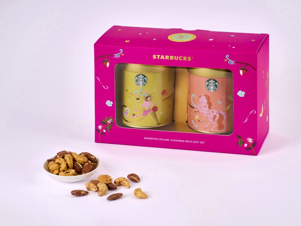 星巴克2026新年禮盒都好燒！「達摩熊熊+花生可可杏仁捲、小馬鐵盒咖啡捲心酥」可愛到捨不得送人！-18