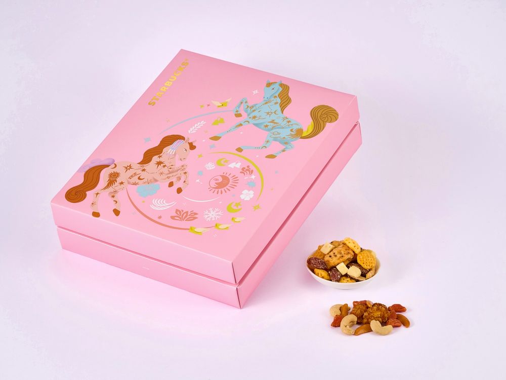 星巴克2026新年禮盒都好燒！「達摩熊熊+花生可可杏仁捲、小馬鐵盒咖啡捲心酥」可愛到捨不得送人！-17