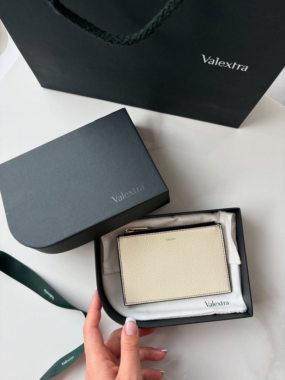 白色包包天花板！豪門愛牌Valextra雲舞白系列！經典梯形包、後背包...低調又美到不行！-7