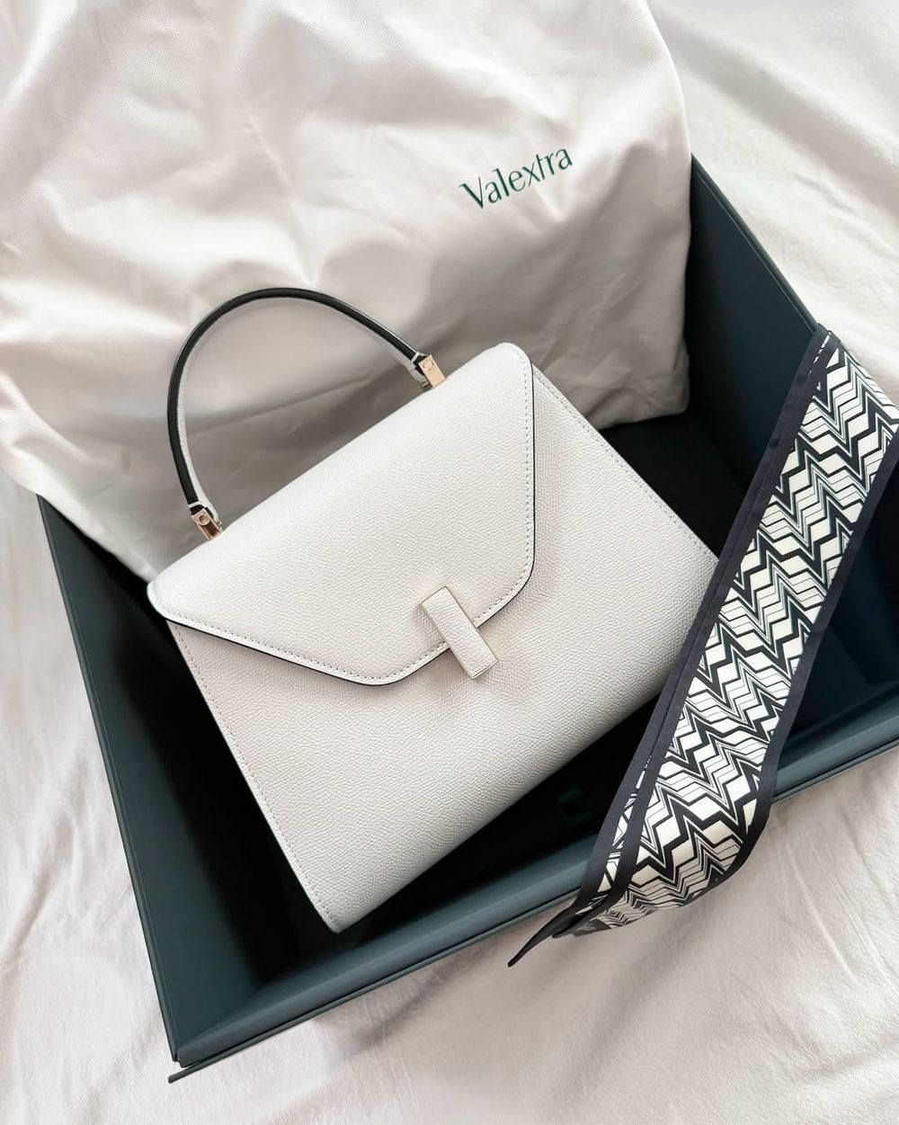 白色包包天花板！豪門愛牌Valextra雲舞白系列！經典梯形包、後背包...低調又美到不行！-6