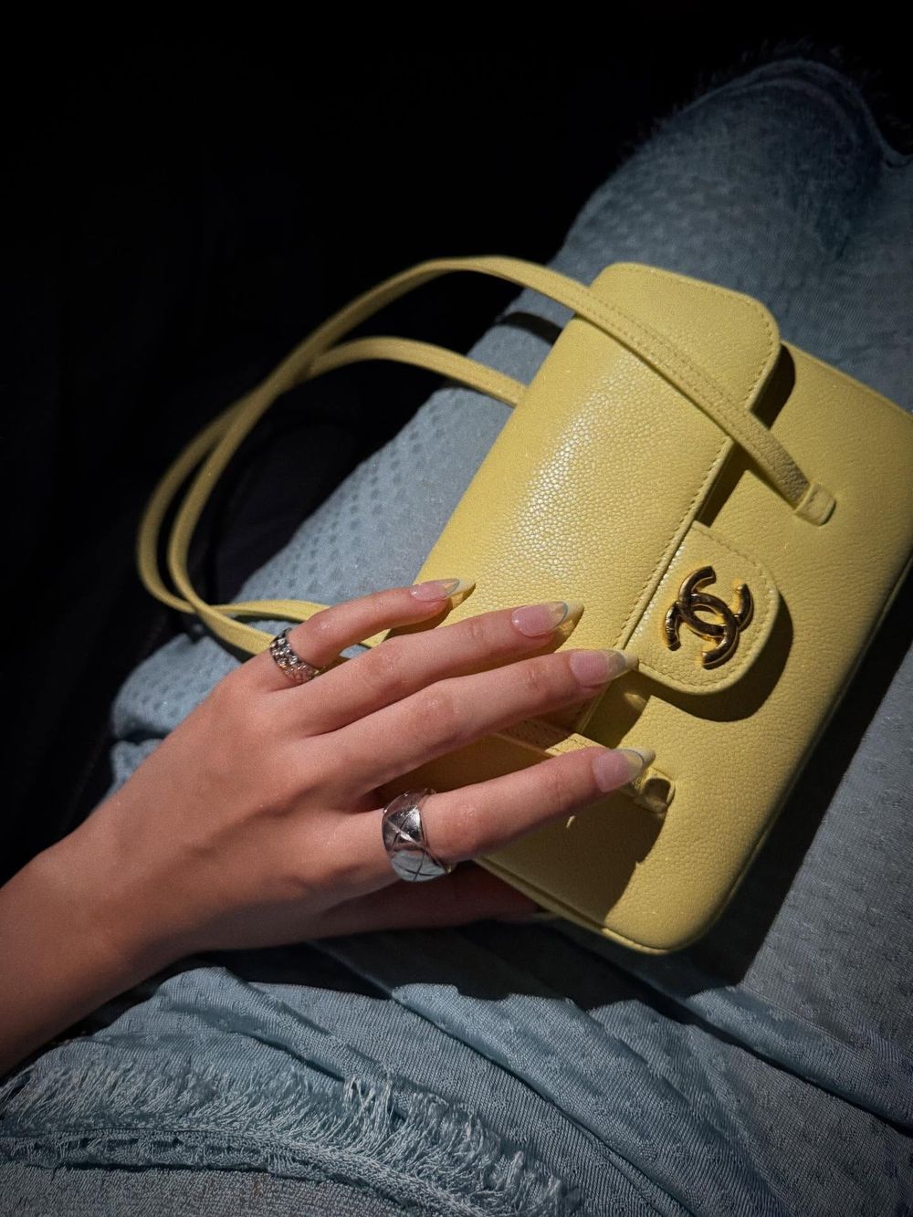 香奈兒2026下一顆爆款來了！Jennie早已偷偷狂揹「長背帶方包」經典大容量根本天菜！-3