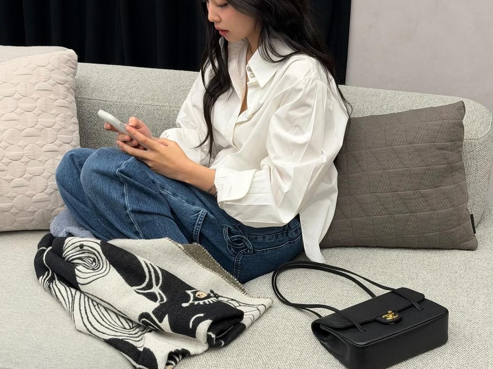 香奈兒2026下一顆爆款來了！Jennie早已偷偷狂揹「長背帶方包」經典大容量根本天菜！-7