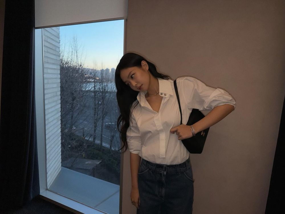 香奈兒2026下一顆爆款來了！Jennie早已偷偷狂揹「長背帶方包」經典大容量根本天菜！-5