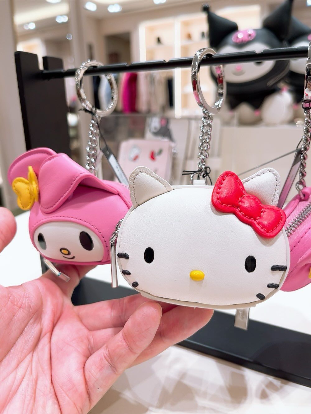 三麗鷗聯名買沒完！Kate Spade驚喜推出Kitty、酷洛米、美樂蒂「包包、吊飾」可愛發瘋！-8