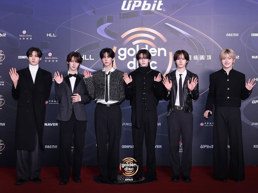 老公集散地！2026金唱片「紅毯男神」一次看！SKZ、ATEEZ全黑造型霸氣登場、氣場直接拉滿！-9