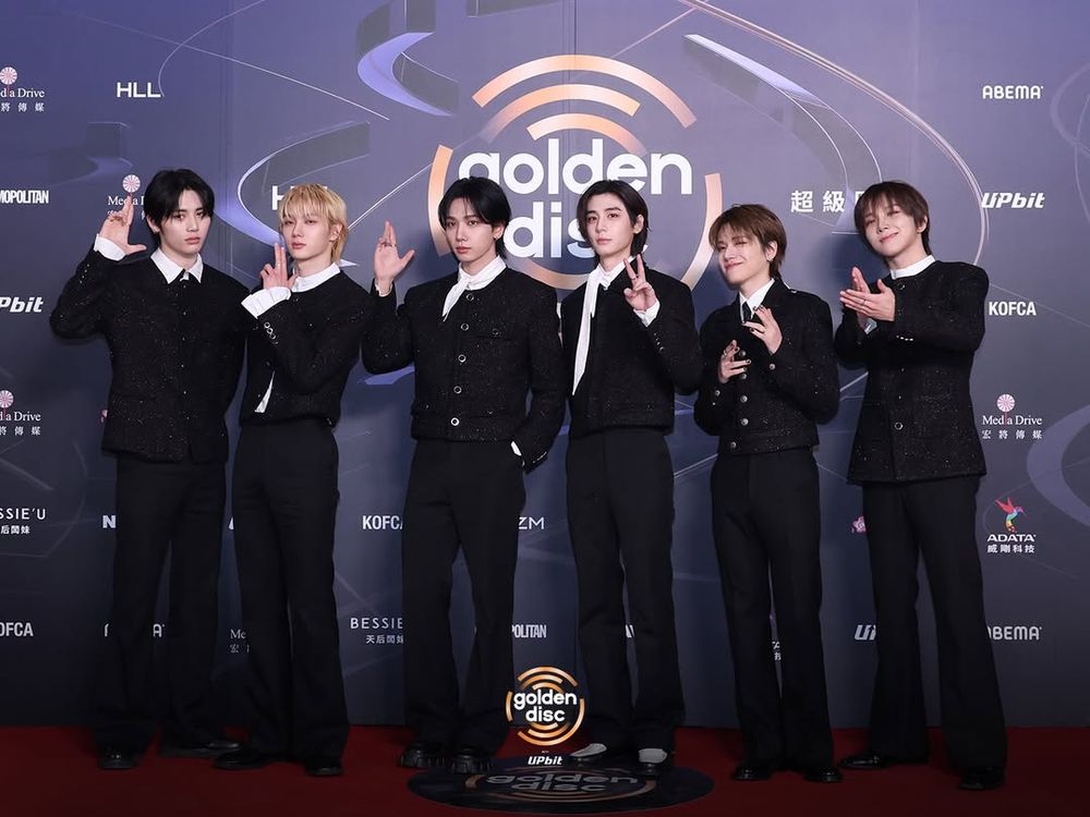 老公集散地！2026金唱片「紅毯男神」一次看！SKZ、ATEEZ全黑造型霸氣登場、氣場直接拉滿！-12