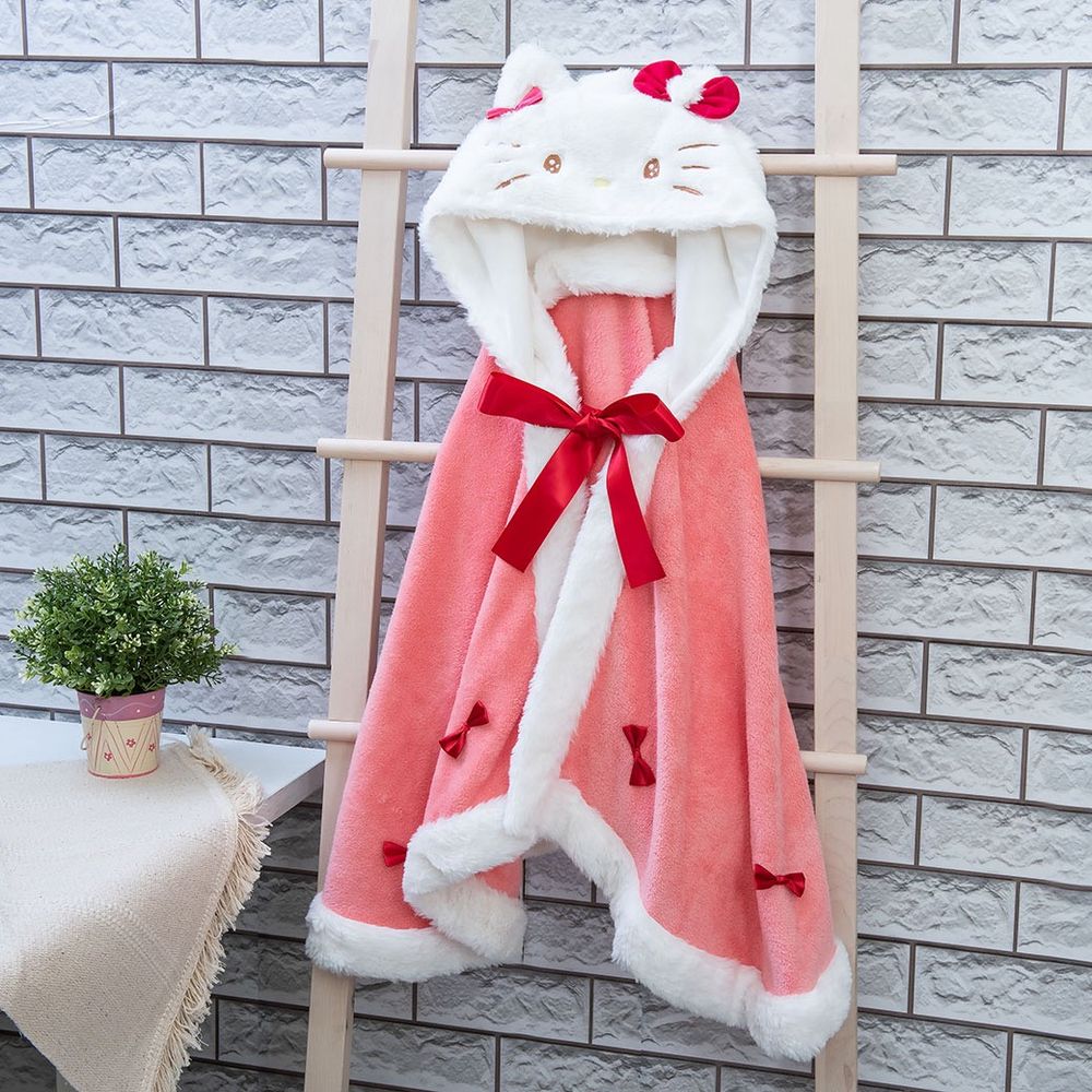 7-11開賣「Hello Kitty暖呼呼抽抽樂」！超可愛「毛絨披風Hello Kitty玩偶、凱蒂貓拖鞋」全都想要！-7