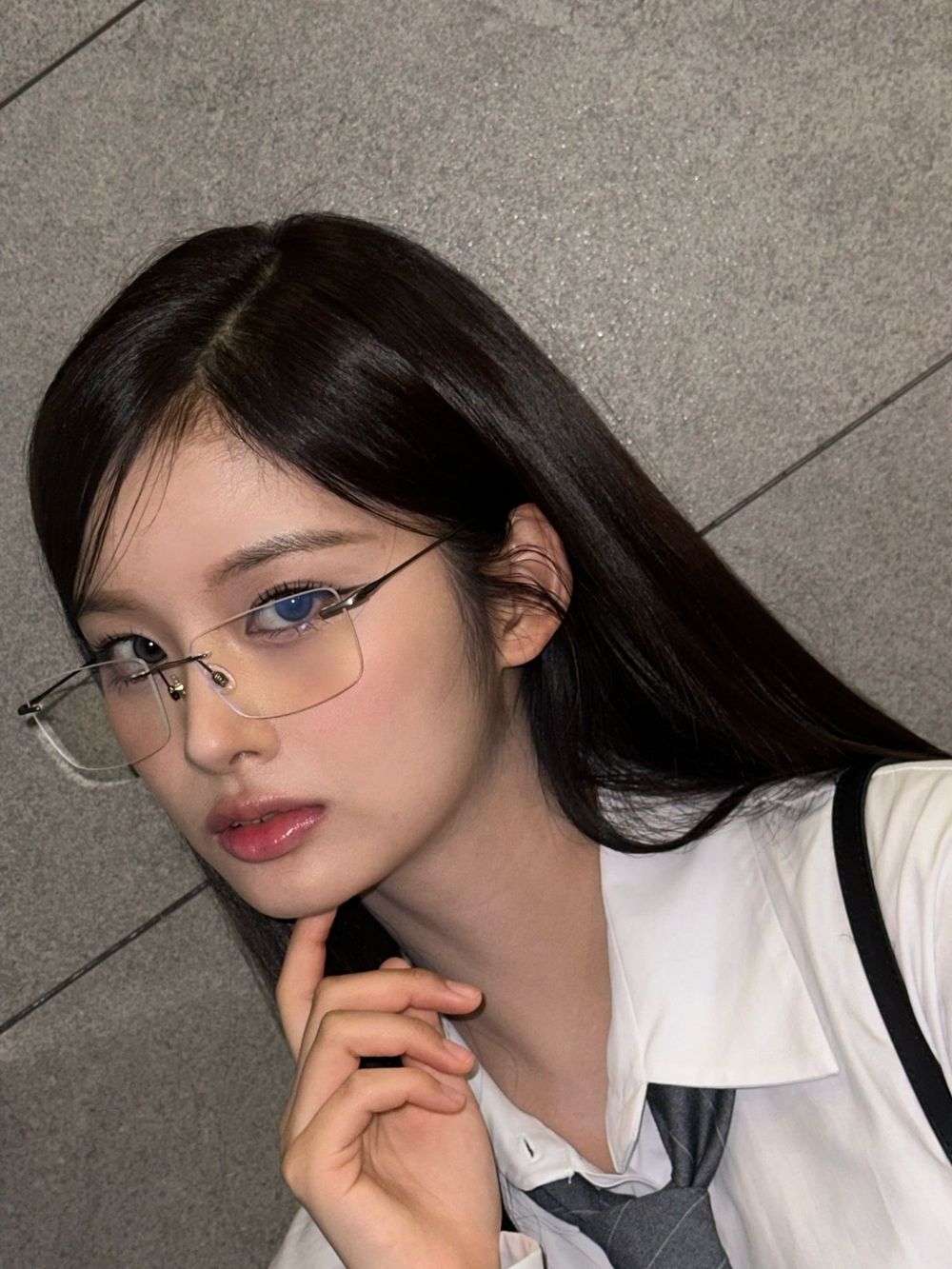 韓網熱議6位令人驚豔KPOP女偶像眼鏡造型！Sullyoon漫撕女神降臨，Karina、張員瑛化身高冷學姊！-4